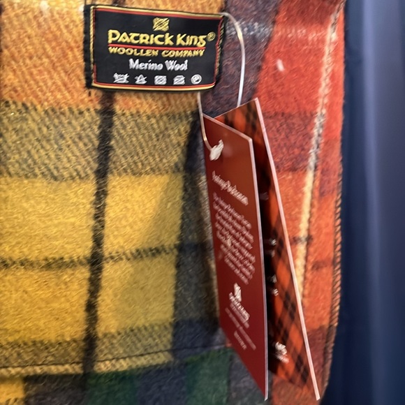 Wool Scarf with pockets! NWT! - Picture 4 of 5